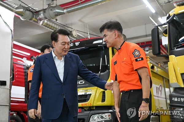 윤석열 대통령, 화재 진압 중 부상 소방관 격려 [사진=연합뉴스]
