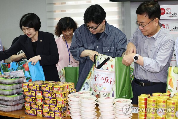 국민의힘 한동훈 대표가 13일 오전 서울 관악구의 한 보육원에서 추석맞이 사랑의 도시락 나눔 봉사활동을 하고 있다. 2024.9.13 [사진=연합뉴스]