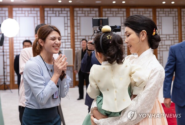 윤석열 대통령과 부인 김건희 여사가 다문화가정 어린이들과 함께 한가위 명절 인사를 촬영했다고 대통령실이 13일 밝혔다.이번 한가위 영상은 지난 8일 대통령실 2층 자유홀에서 1시간에 걸쳐 촬영됐다. 대통령 부부는 반려견 '새롬이'와 '써니'를 데리고 입장하며 어린이들에게 인사를 건넸고, 어린이들, 반려견들과 다 함께 화기애애한 분위기 속에서 촬영에 임했다고 대통령실은 전했다. 사진은 김건희 여사가 어린이를 안고 이야기를 나누는 모습. [사진=연합뉴스]