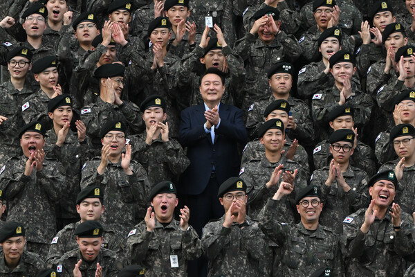 윤석열 대통령이 추석인 17일 강원도 최전방 육군 15사단 사령부 사열대에서 사단 장병들과 기념촬영을 마치며 박수를 치고 있다. 윤 대통령 오른쪽 아래는 육군 15사단 군악대에서 복무 중인 방탄소년단(BTS) 리더 김남준(RM) 상병. [사진=대통령실 제공]