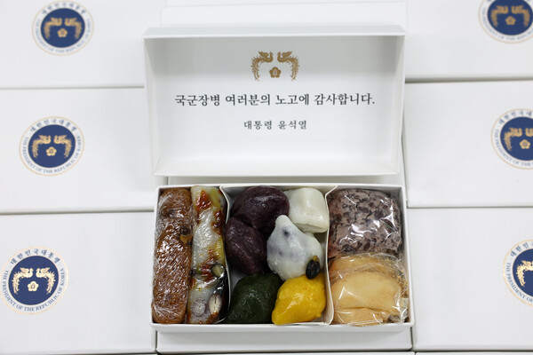 추석을 맞아 육군15사단 장병들에게 1000세트의 송편이 전달됐다. [사진=대통령실 제공]
