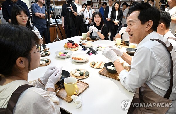 오세훈 서울시장이 12일 서울 종로구 서울청년기지개센터에서 고립·은둔 경험 청년들과 송편을 빚으며 대화하고 있다. 2024.9.12 [서울시 제공. 재판매 및 DB 금지] [사진=연합뉴스]
