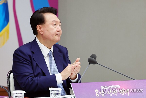 윤석열 대통령이 13일 서울 용산 대통령실 청사에서 열린 대통령 직속 국민통합위원회 성과 보고회 및 3기 출범식에 참석해 김한길 국민통합위원장의 인사말 뒤 박수를 치고 있다. 2024.9.13 [대통령실통신사진기자단] [사진=연합뉴스]