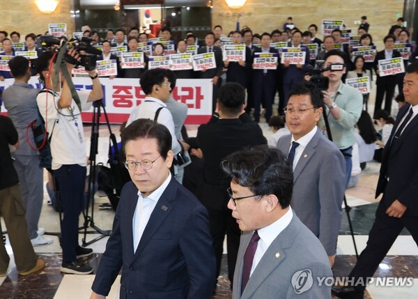 국민의힘 의원들이 19일 오후 '김건희 여사 특검법' 등을 강행 처리하려는 야당을 규탄하는 가운데 더불어민주당 이재명 대표를 비롯한 의원들이 국회 본회의장으로 들어가고 있다. 2024.9.19 [사진=연합뉴스]