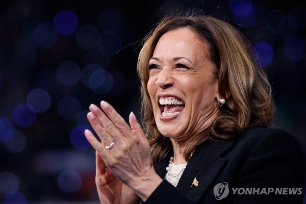 미국 민주당 대통령 후보인 카멀라 해리스 부통령이 12일(현지시간) 노스캐롤라이나 그린즈버러에서 밝은 표정으로 유세하고 있다. 2024.09.13 [사진=연합뉴스]