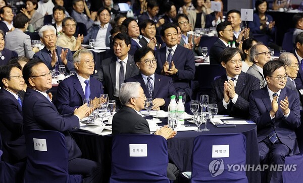 19일 오후 광주 서구 김대중컨벤션센터 다목적홀에서 열린 '9·19 평양공동선언 6주년 기념식'에서 문재인 전 대통령, 우원식 국회의장, 조국혁신당 조국 대표 등 주요 참석자들이 기념식을 바라보고 있다.[사진=연합뉴스]