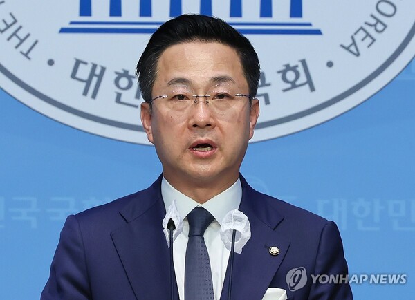 더불어민주당 박성준 대변인이 14일 국회 소통관에서 채 상병 특검법 관련 브리핑을 하고 있다. 2024.4.14 [사진=연합뉴스]