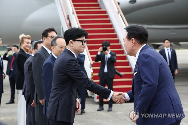 윤석열 대통령이 19일 성남 서울공항에서 체코 공식 방문을 위해 출국하며 환송나온 국민의힘 한동훈 대표와 악수하고 있다. 2024.9.19 [사진=연합뉴스]