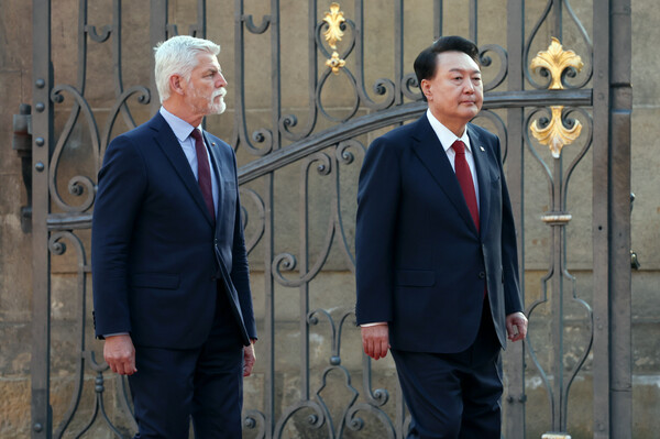 윤석열 대통령과 페트르 파벨 체코 대통령이 19일(현지시간) 체코 프라하성 제1광장에서 열린 공식환영식에서 나란히 걷고 있다. [사진=연합뉴스]