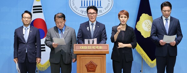 더불어민주당 소속 국회 국방위원회 위원들이 20일 오후 서울 여의도 국회 소통관에서 "계엄을 빙자한 친위 쿠데타"를 방지하기 위한 '서울의 봄 4법' 발의 기자회견을 하고 있다. 왼쪽부터 박선원·김병주·김민석·부승찬 의원.[사진=연합뉴스]