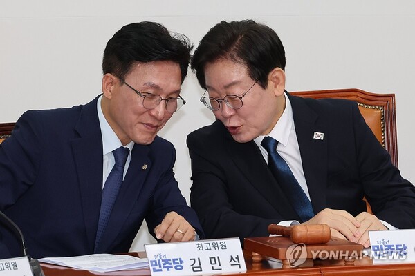 대화하는 이재명 대표와 김민석 최고위원 [사진=연합뉴스]