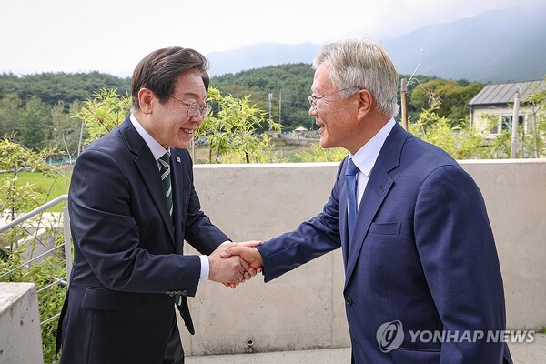 문재인 전 대통령 예방한 이재명 대표 [사진=연합뉴스]