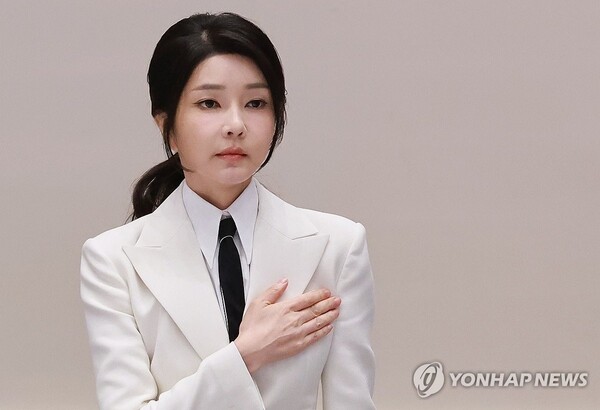 김건희 여사가 13일 청와대 영빈관에서 열린 '2024 파리 패럴림픽 선수단 격려 오찬'에 참석해 국기에 경례하고 있다. 2024.9.13 [사진=연합뉴스]