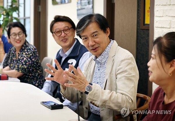 조국혁신당 조국 대표가 19일 전남 영광군 영광읍 한 카페에서 영광 재향군인회 세탁봉사단과 대화하고 있다. [사진=연합뉴스]