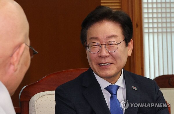 더불어민주당 이재명 대표가 15일 오전 서울 종로구 한국불교역사문화기념관에서 조계종 총무원장인 진우스님을 예방해 대화하고 있다. [사진=연합뉴스]