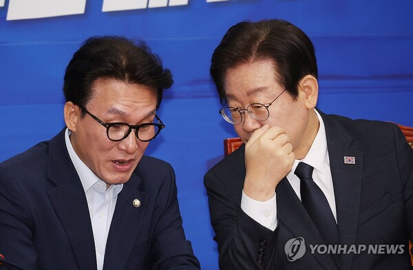 더불어민주당 이재명 대표가 20일 국회에서 열린 최고위원회의에서 김민석 최고위원과 대화하고 있다. [사진=연합뉴스]