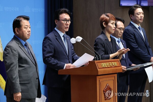 더불어민주당 소속 국회 국방위원회 위원들이 20일 오후 서울 여의도 국회 소통관에서 "계엄을 빙자한 친위 쿠데타"를 방지하기 위한 '서울의 봄 4법' 발의 기자회견을 하고 있다. 왼쪽부터 김병주·김민석·박선원·부승찬 의원. 2024.9.20 [사진=연합뉴스]