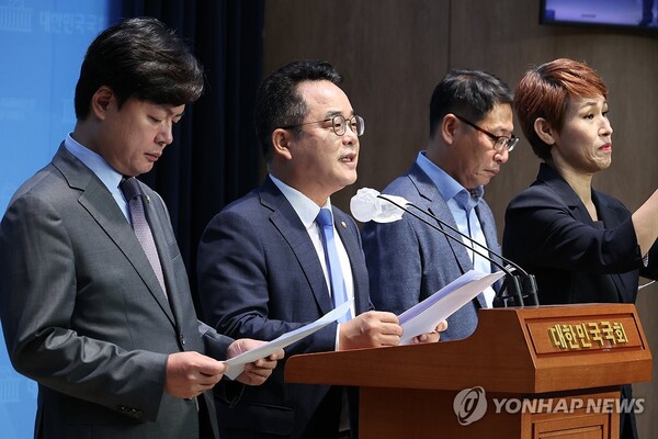 더불어민주당 민병덕·김현정(왼쪽)·김영환(오른쪽) 의원이 20일 오전 서울 여의도 국회 소통관에서 금융투자소득세를 주제로 한 정책토론회인 '금투세 디베이트' 개최 계획을 밝히고 있다.[사진=연합뉴스]