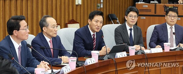 오세훈 서울시장(가운데)이 23일 오후 국회에서 열린 국민의힘-서울특별시 예산정책협의회에서 발언하고 있다. [사진=연합뉴스]