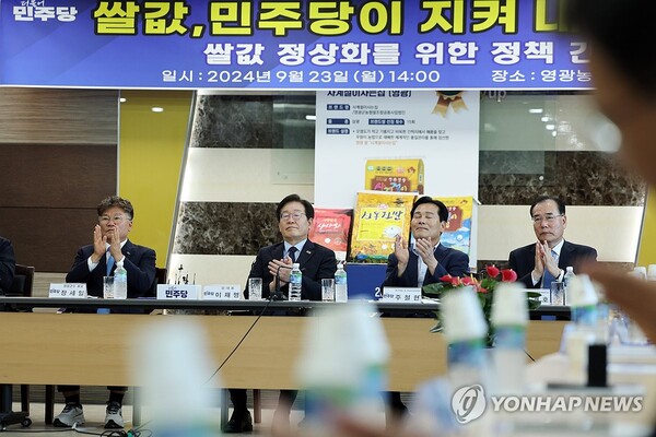 3일 오후 전남 영광군 영광농협 3층 대회의실에서 열린 더불어민주당의 '쌀값 정상화를 위한 정책 간담회'에서 이재명 대표가 박수를 치고 있다.[사진=연합뉴스]