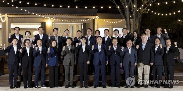 윤석열 대통령이 24일 서울 용산 대통령실 앞 분수정원에서 열린 국민의힘 지도부 초청 만찬 뒤 한동훈 대표, 추경호 원내대표 등 국민의힘 지도부, 대통령실 참모진과 함께 기념 촬영을 하고 있다.앞줄 왼쪽부터 국민의힘 진종오 최고위원, 배준영 원내수석부대표, 서범수 사무총장, 김민전 최고위원, 장동혁 최고위원, 한동훈 대표, 윤 대통령, 국민의힘 추경호 원내대표, 김재원 최고위원, 인요한 최고위원, 김종혁 최고위원, 홍철호 정무수석.뒷줄 왼쪽부터 정진석 대통령 비서실장, 국민의힘 한지아 수석대변인, 정희용 원내대표 비서실장, 곽규택 수석대변인, 이도운 대통령실 홍보수석, 김주현 민정수석, 박춘섭 경제수석, 국민의힘 김상훈 정책위의장, 성태윤 대통령실 정책실장, 전광삼 시민사회수석, 유혜미 저출생대응수석, 장상윤 사회수석, 박상욱 과학기술수석. 2024.9.24 [대통령실 제공. 재판매 및 DB 금지] [사진=연합뉴스]