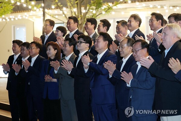 윤석열 대통령이 24일 서울 용산 대통령실 앞 분수정원에서 열린 국민의힘 지도부 초청 만찬 뒤 한동훈 대표, 추경호 원내대표 등 국민의힘 지도부, 대통령실 참모진과 함께 기념 촬영을 하고 있다. 2024.9.24 [대통령실 제공. 재판매 및 DB 금지] [사진=연합뉴스]