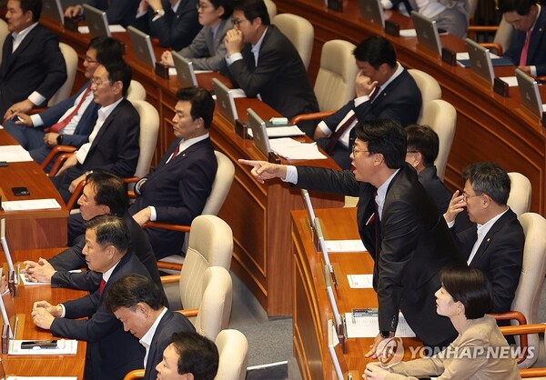 국민의힘 의원들이 26일 국회에서 열린 본회의에서 한석훈 국가인권위원회 위원 선출안이 부결된 것에 대해 항의하고 있다. 2024.9.26 [사진=연합뉴스]