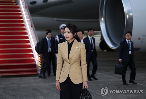 윤석열 대통령의 체코 방문에 동행했던 김건희 여사가 22일 성남 서울공항으로 귀국하고 있다. 2024.9.22 [사진=연합뉴스]