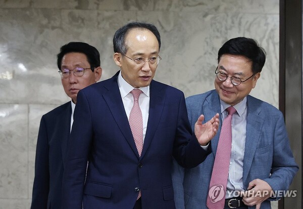 국민의힘 추경호 원내대표가 27일 오전 국회에서 열린 원내대책회의에 입장하며 서범수 사무총장(오른쪽)과 대화하고 있다. 2024.9.27 [사진=연합뉴스]