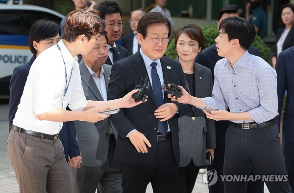 더불어민주당 이재명 대표가 30일 오후 서울 서초구 서울중앙지법에서 열린 위증교사 혐의 관련 1심 결심공판에 출석하기 위해 법정으로 향하고 있다. 2024.9.30 [사진=연합뉴스]