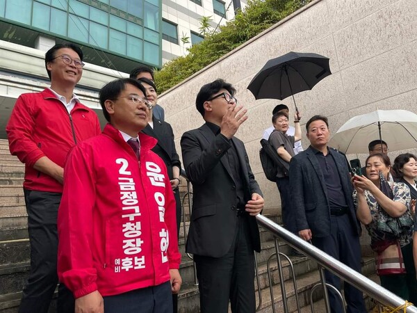 국민의힘 한동훈 대표가 윤일현 후보, 백종헌 국회의원과 함께 28일 오후 열린 금정구청장 보선 선거사무소 개소식에 참석해 공약 실천을 다짐하고 있다.[사진=백종헌 의원실]