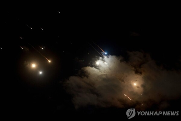 이란 미사일 요격하는 이스라엘 아이언돔 [사진=AFP=연합뉴스]