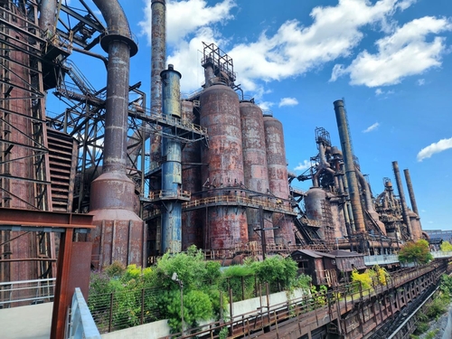 ‘러스트벨트(rust belt·쇠락한 공업지대)는 미국 대선의 핵심 승부처로 꼽힌다. 미국 펜실베이니아주 노샘프턴 카운티의 베슬리햄 시내에 한때 세계 2위 철강 기업이었던 베들레헴스틸의 용광로 굴뚝 등이 녹슨 채 남아있다. [사진=연합뉴스]