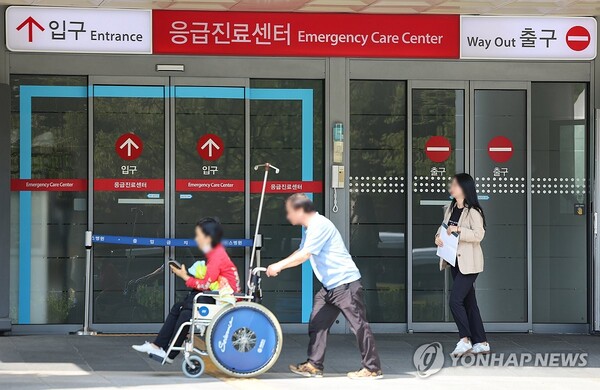 30일 오후 서울 시내 한 대학병원 응급진료센터 앞을 환자와 보호자가 지나가고 있다. 2024.9.30 [사진=연합뉴스]