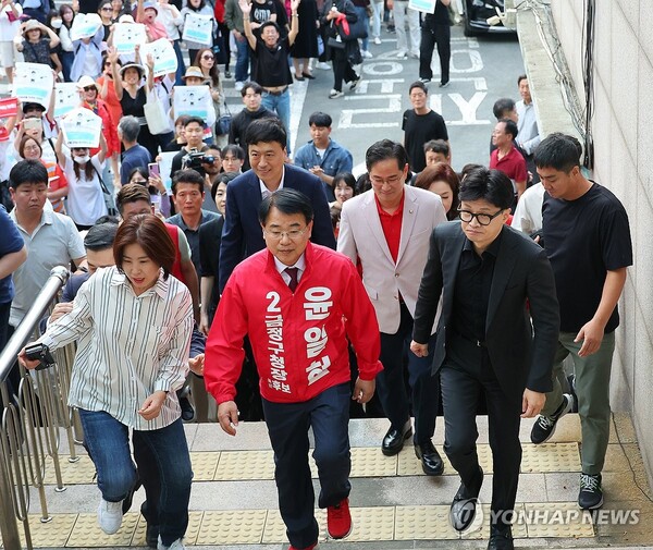 한동훈 국민의힘 대표가 지난달 27일 부산 금정구 옛 침례병원에 들어서고 있다. 한 대표는 10·16 기초단체장 재보궐선거 지역인 부산 금정구를 찾아 윤일현 부산 금정구청장 후보 지지를 호소했다. [사진=연합뉴스]