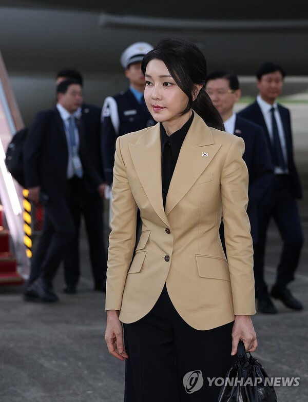 윤석열 대통령의 체코 방문에 동행했던 김건희 여사가 22일 성남 서울공항으로 귀국하고 있다. 2024.9.22 [사진=연합뉴스]