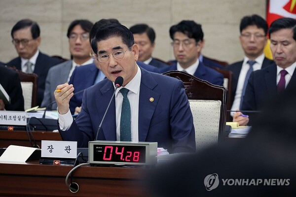 김용현 국방부 장관이 8일 서울 용산구 국방부에서 열린 국정감사에서 의원 질의에 답하고 있다. 2024.10.8 [국회사진기자단] [사진=연합뉴스]