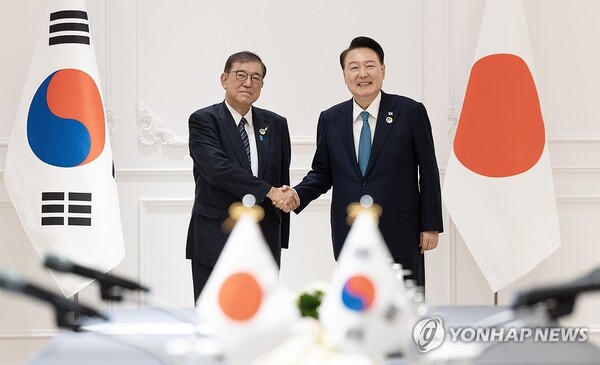 윤석열 대통령이 10일(현지시간) 라오스 비엔티안의 한 호텔에서 열린 한일 정상회담에서 이시바 시게루 일본 신임 총리와 악수하고 있다.[사진=연합뉴스]