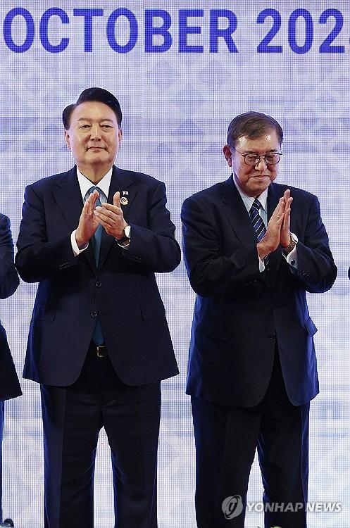 윤석열 대통령과 이시바 시게루 일본 총리가 10일(현지시간) 라오스 비엔티안 국립컨벤션센터(NCC)에서 열린 아세안+3(한중일) 정상회의 기념 촬영에서 박수치고 있다. [사진=연합뉴스]