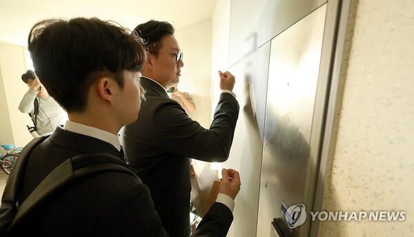 국회 행정안전위원회 입법조사관이 동행명령을 집행하러 10일 오후 경남 창원 명태균 씨 자택에서 대문을 노크하고 있다. 2024.10.10 [사진=연합뉴스]