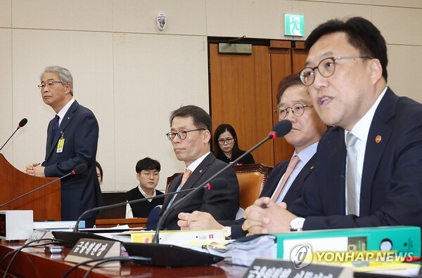 [사진= 김병환 금융위원장이 10일 국회에서 열린 정무위원회 국정감사에 출석, 의원 질의에 답하고 있다. (연합뉴스 제공)]