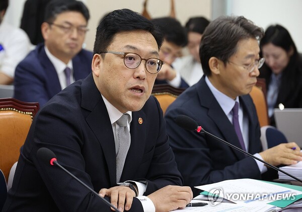 [사진=김병환 금융위원장이 10일 국회에서 열린 정무위원회의 금융위원회 등에 대한 국정감사에서 의원 질의에 답하고 있다. (연합뉴스 제공)]