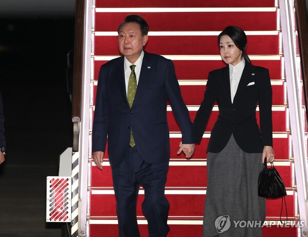 윤석열 대통령과 김건희 여사가 11일 성남 서울공항에서 필리핀, 싱가포르 국빈 방문 및 라오스 아세안 +3 회의를 마치고 귀국하며 전용기인 공군 1호기에서 내리고 있다. 2024.10.11 [사진=연합뉴스] 