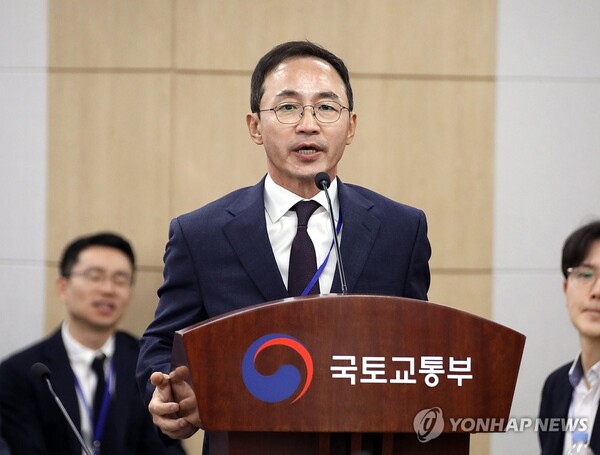 7일 오후 정부세종청사 국토교통부에서 열린 2024년도 국회 국토교통위원회 국정감사에서 대통령 관저 불법증축 의혹의 증인으로 출석한 김오진 전 국토교통부 차관이 의원들의 질의에 답하고 있다. 2024.10.7 [사진=연합뉴스]