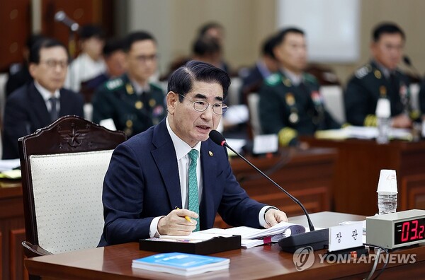 11일 오후 국방부에서 열린 법제사법위원회 군사법원 대상 국정감사에서 김용현 국방부 장관이 의원 질의에 답하고 있다. [사진=연합뉴스]