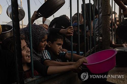 식량 배급 기다리는 가자지구 아이들 [사진=EPA=연합뉴스]