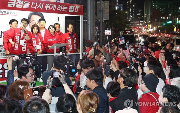 국민의힘 한동훈 대표가 15일 오후 부산 금정구 옛 롯데마트 사거리에서 많은 지지자가 모인 가운데 윤일현 금정구청장 보궐선거 후보의 지지를 호소하는 마지막 유세를 펼치고 있다. 2024.10.15  [사진=연합뉴스]