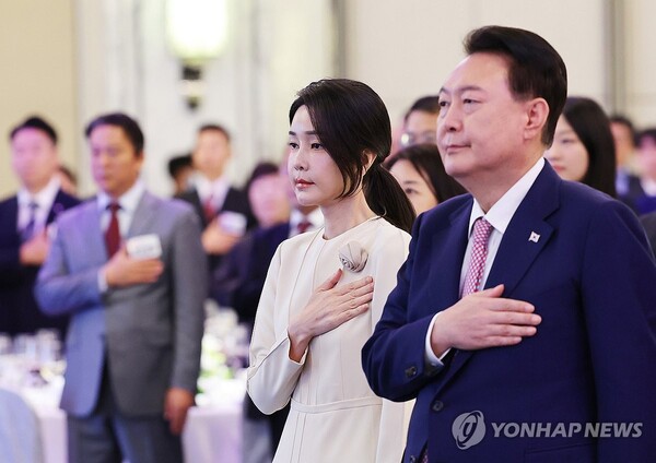 싱가포르를 방문한 윤석열 대통령과 김건희 여사가 9일 오후(현지시간) 싱가포르 샹그릴라 호텔에서 열린 동포 오찬 간담회에 참석해 국기에 경례하고 있다. 2024.10.9 [사진=연합뉴스]