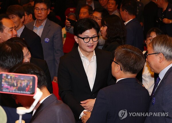 16일 오전 부산시청 대강당에서 열린 제45주년 부마민주항쟁 기념식에서 국민의힘 한동훈 대표가 참석자들과 인사하고 있다. 2024.10.16 [사진=연합뉴스]