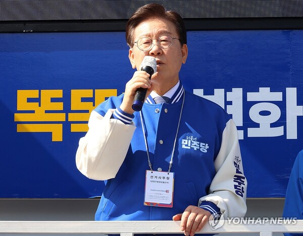 더불어민주당 이재명 대표가 12일 오전 부산 금정구 스포원파크 금정체육공원에서 김경지 금정구청장 보궐선거 후보와 함께 유세를 펼치고 있다. [사진=연합뉴스]